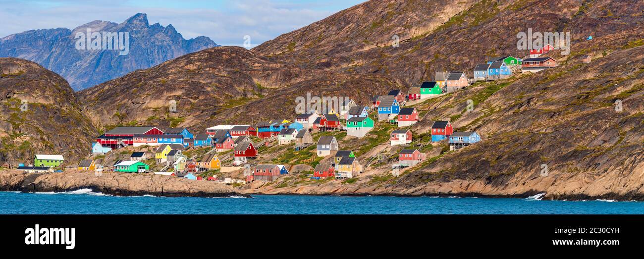 Maisons côtières colorées du village de Kangaamiut, Groenland Banque D'Images