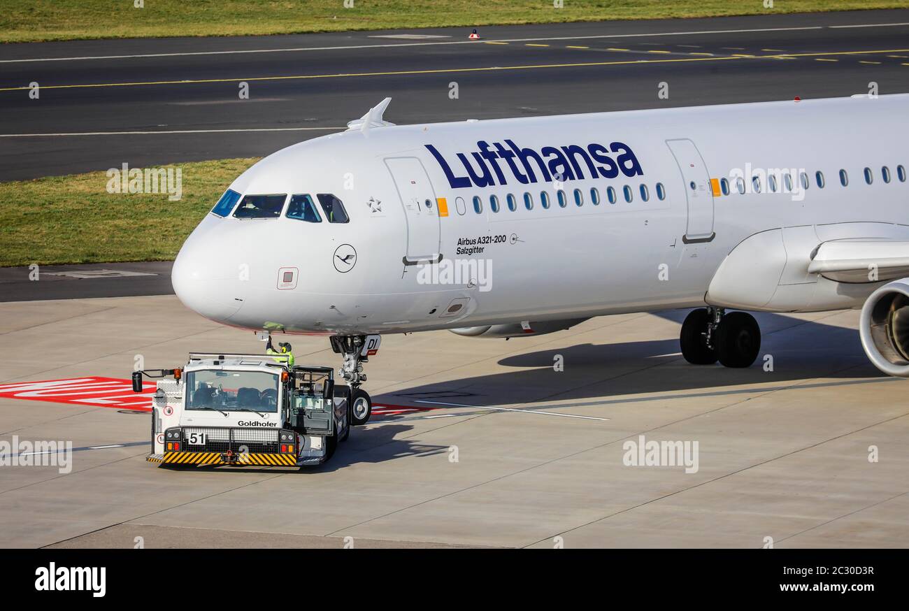 Lufthansa, Airbus A321-231 en attente de départ à l'aéroport international de Düsseldorf, D-AIDI, Düsseldorf, Rhénanie-du-Nord-Westphalie, Allemagne Banque D'Images