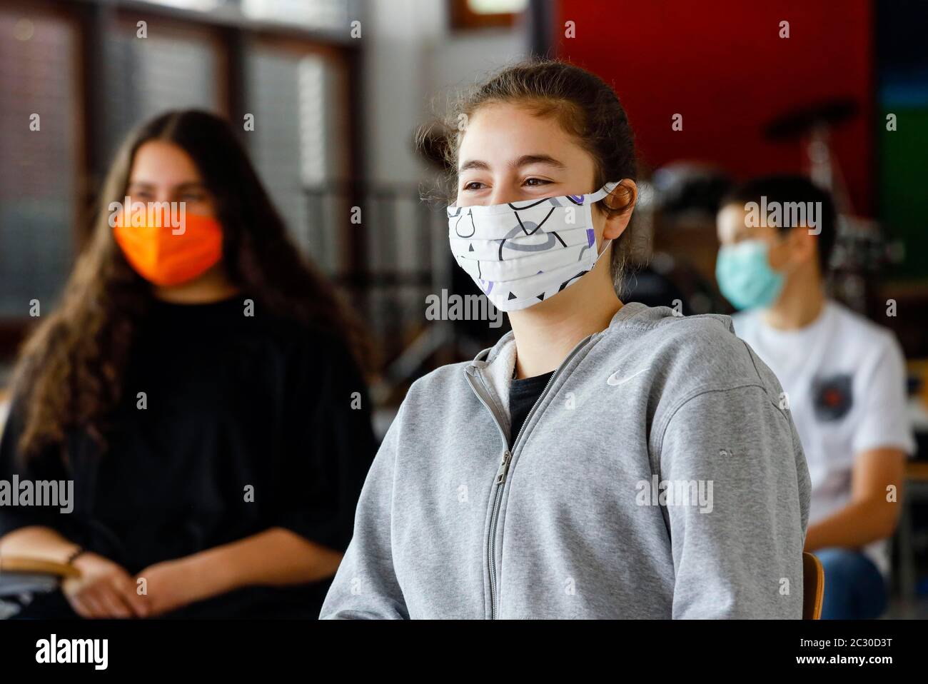 Les élèves portent des masques pendant les leçons, Realschule Benzenberg, reprise de l'opération scolaire dans des conditions de protection contre l'infection corona en temps de Banque D'Images