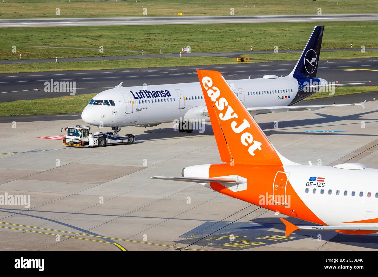 EasyJet, Airbus A320-214 et Lufthansa, Airbus A321-231 en attente de départ à l'aéroport international de Düsseldorf, Düsseldorf Banque D'Images