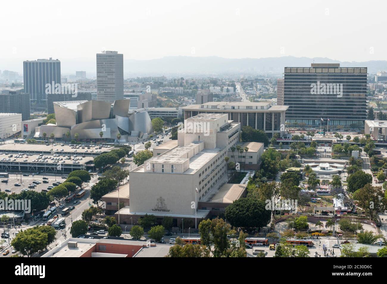 Vue depuis l'hôtel de ville de Los Angeles de la salle de concert Walt Disney (à gauche), la cour supérieure du comté de Los Angeles (au centre) et la Maison du département de Banque D'Images