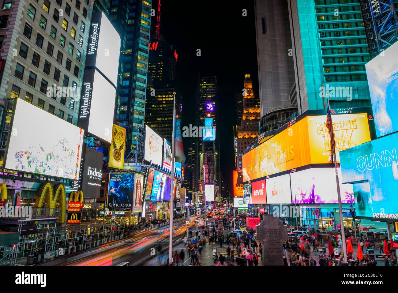 Times Square la nuit, statue du Père Francis D. Duffy et Duffy Square, Midtown Manhattan, New York City, New York State, États-Unis Banque D'Images