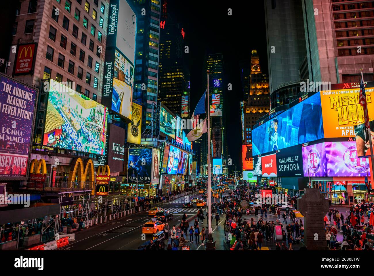 Times Square la nuit, statue du Père Francis D. Duffy et Duffy Square, Midtown Manhattan, New York City, New York State, États-Unis Banque D'Images