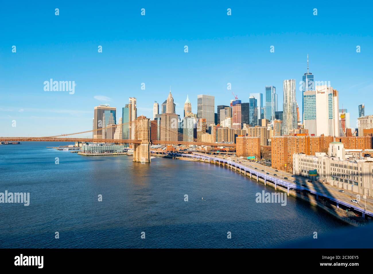 Vue depuis le pont de Manhattan, sur l'East River, jusqu'à la ligne d'horizon de Lower Manhattan et du pont de Brooklyn, Manhattan, New York, États-Unis Banque D'Images