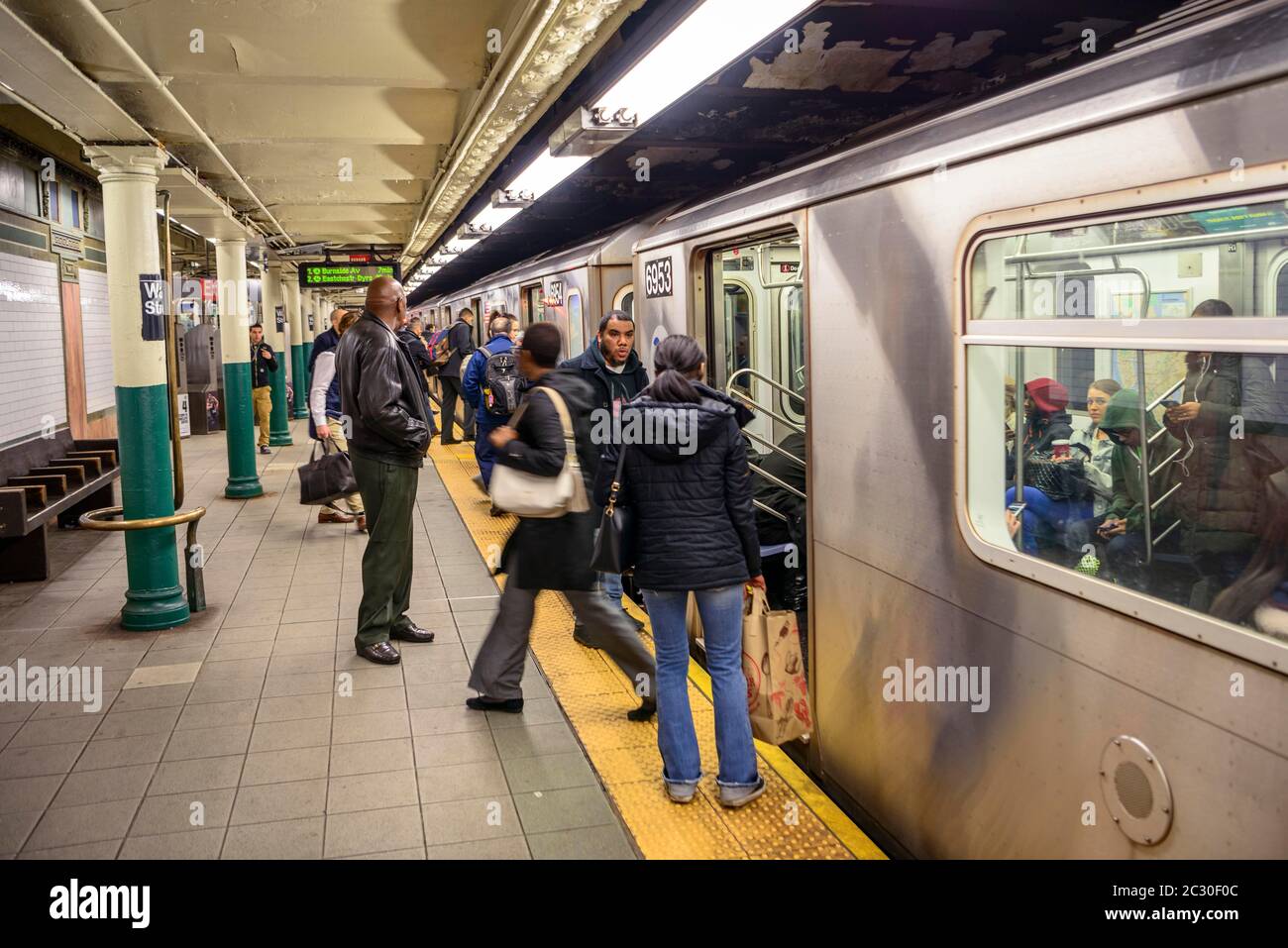 Passagers à bord du métro, de la gare de Wall Street, du métro de New York, du quartier financier, de Manhattan, de New York, de l'État de New York, des États-Unis Banque D'Images