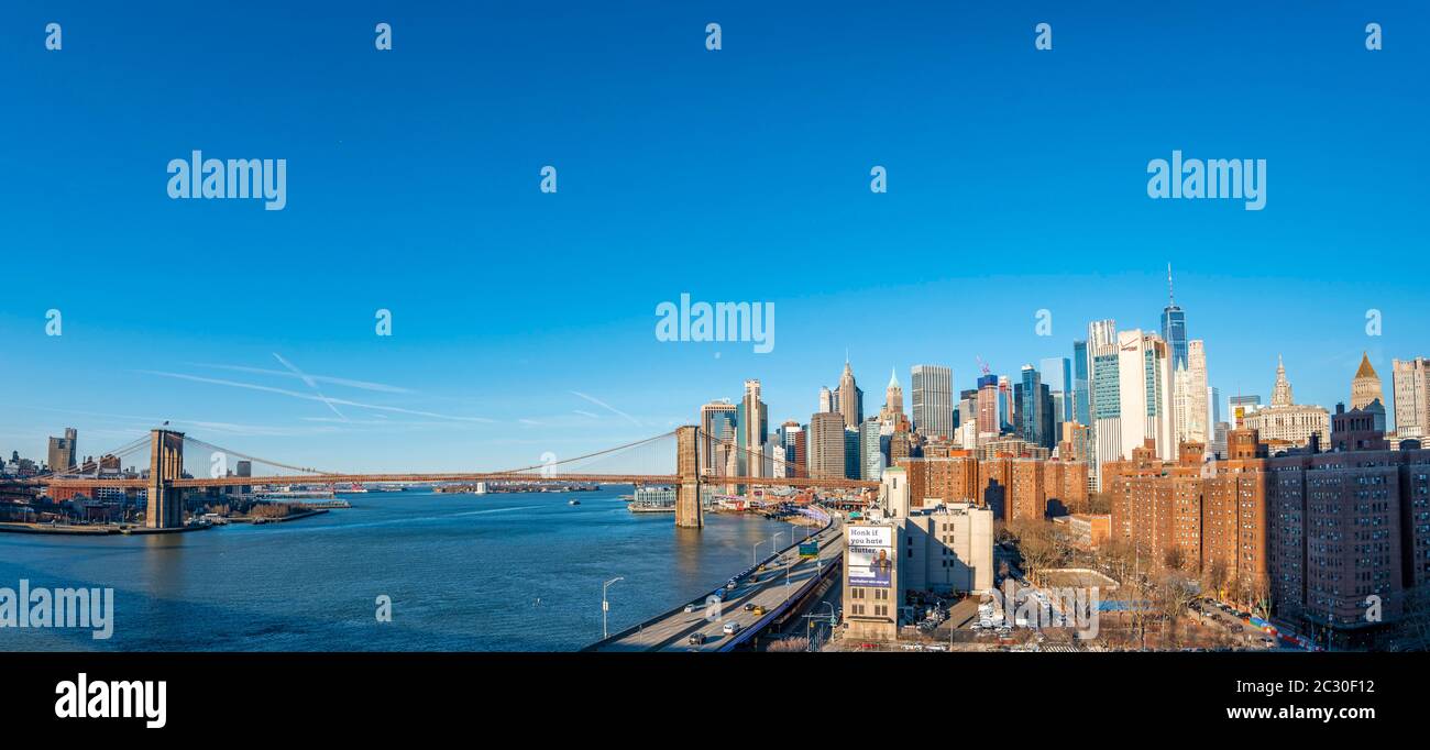 Vue depuis le pont de Manhattan, sur l'East River, jusqu'à la ligne d'horizon de Lower Manhattan et du pont de Brooklyn, Manhattan, New York, États-Unis Banque D'Images