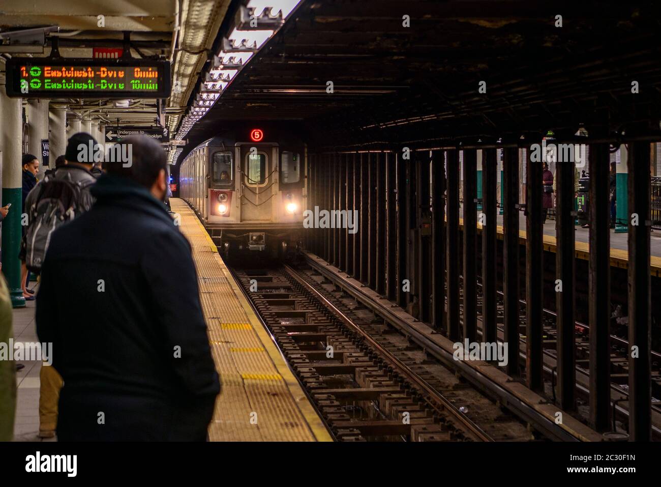 Passagers en attente du métro, de la gare de Wall Street, du métro de New York, du quartier financier, de Manhattan, de New York City, de l'État de New York, des États-Unis Banque D'Images