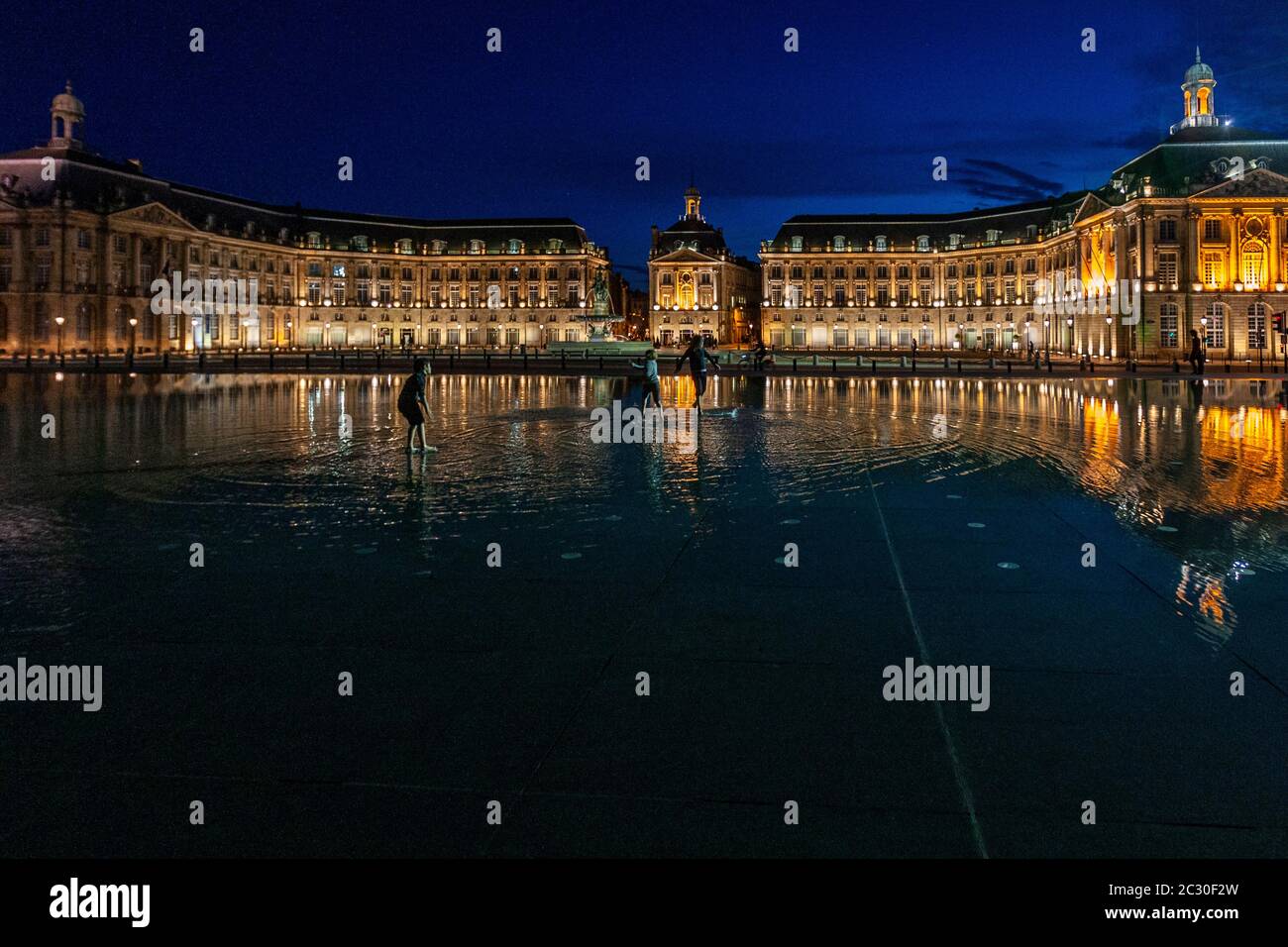 Water Mirror, le miroir d'eau, la plus grande piscine à réflexion du monde de nuit, Bordeaux, Gironde, Aquitaine, France Banque D'Images