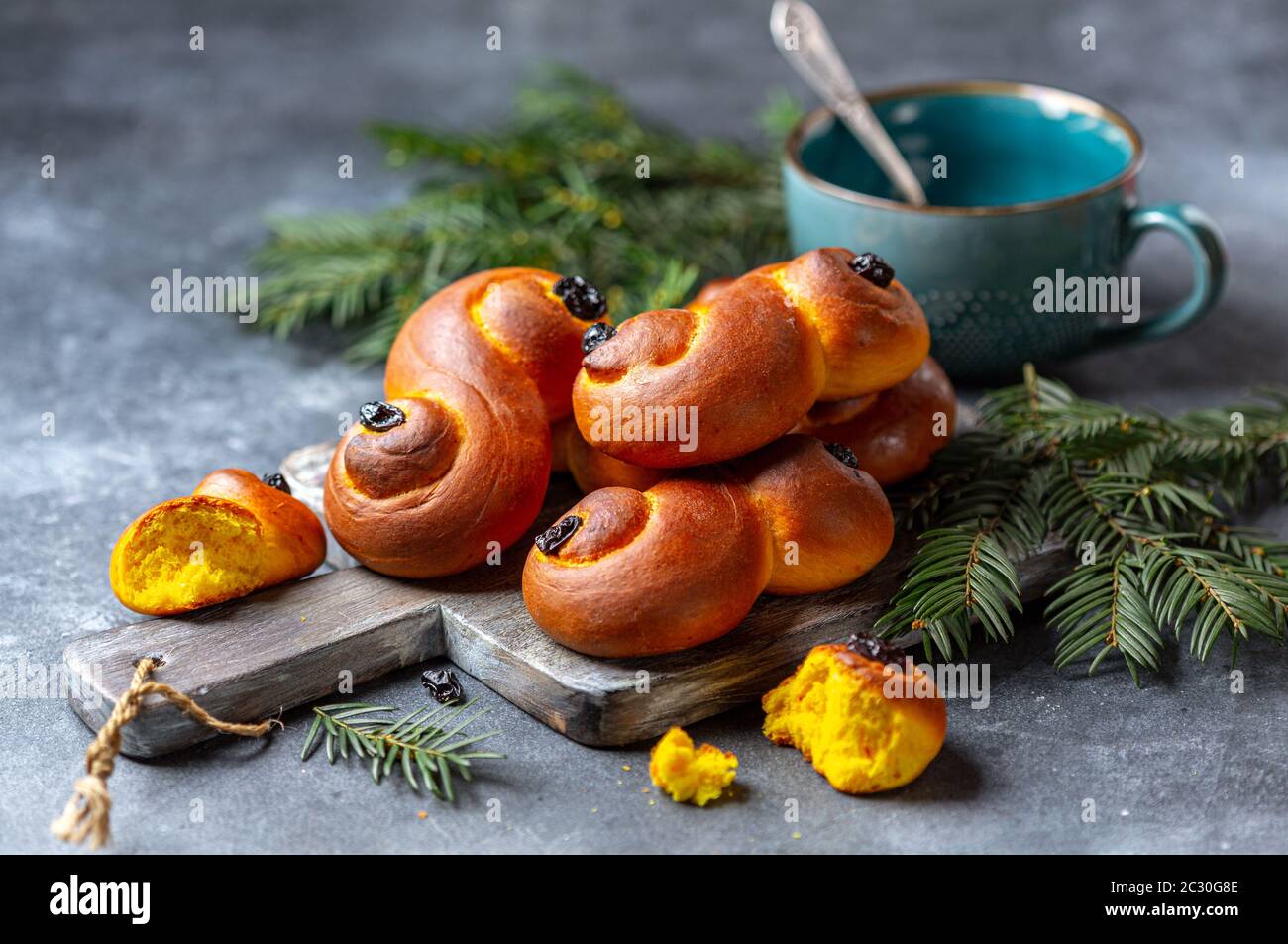 Petits pains suédois faits maison avec safran et raisins secs. Banque D'Images