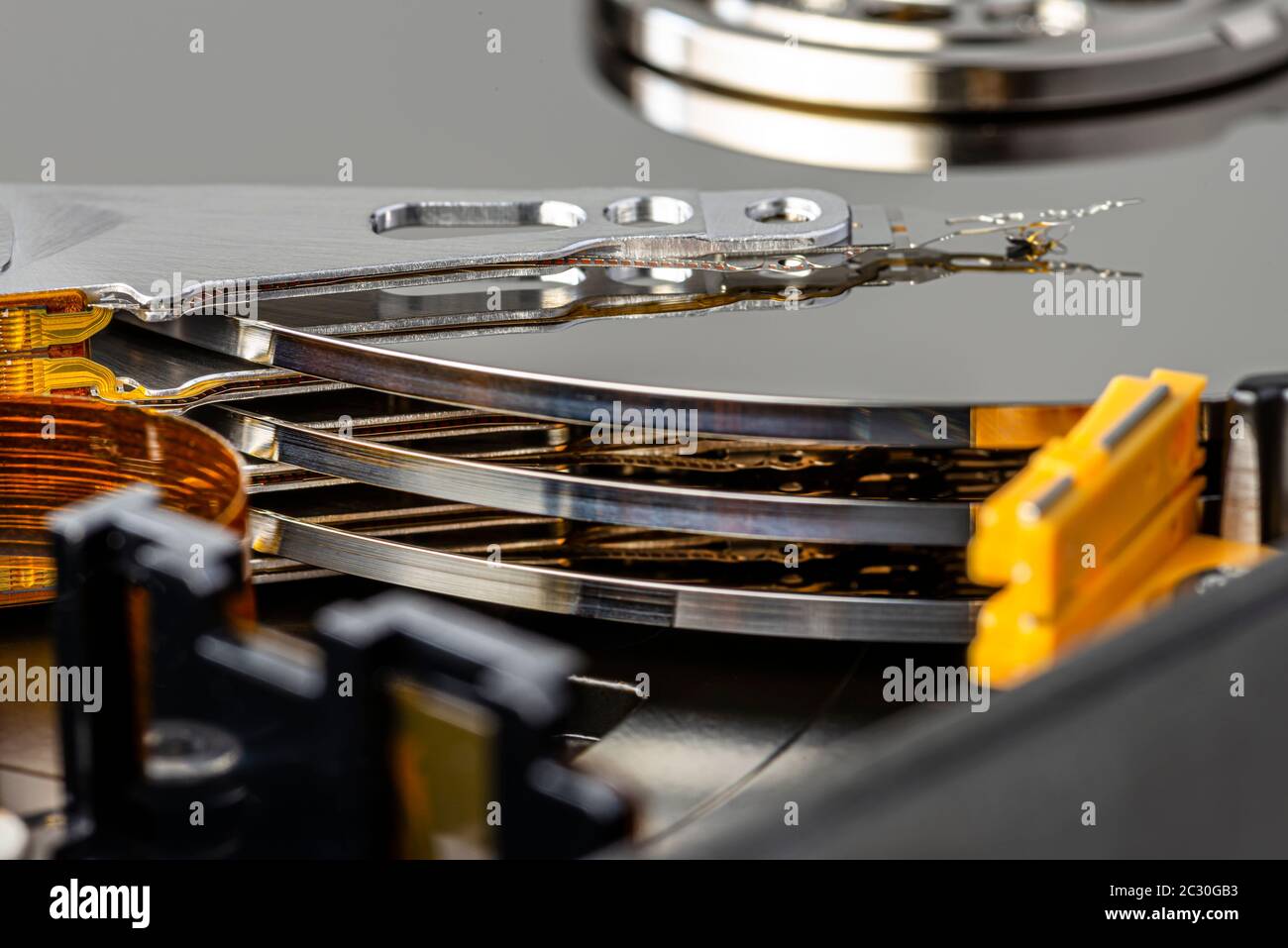 Photo macro d'une aiguille magnétique sur un disque dur, un disque dur ouvert avec trois plaques. Banque D'Images