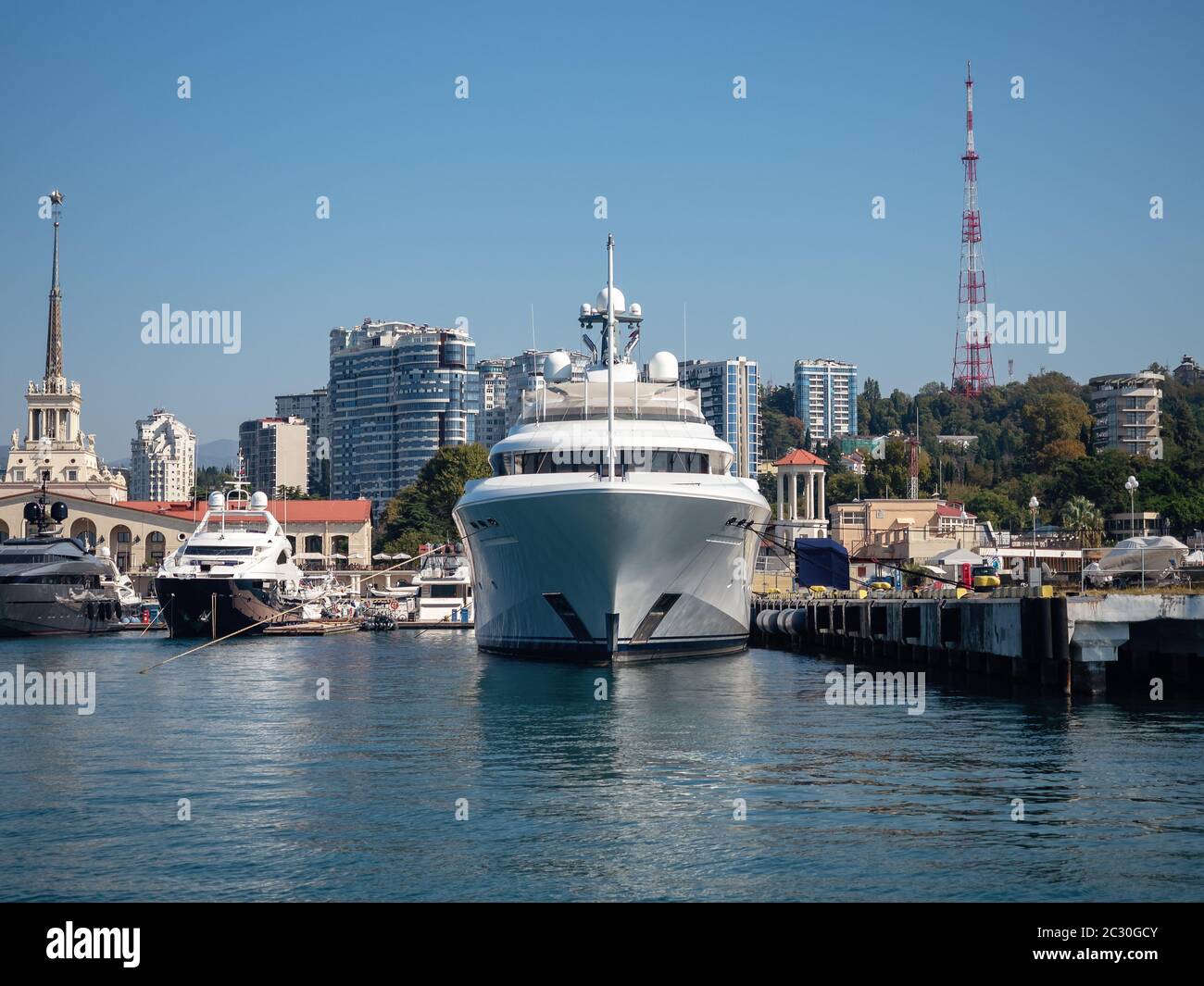 Russie, Sotchi 05.10.2019. Grand bateau blanc dans le port de Sotchi Banque D'Images