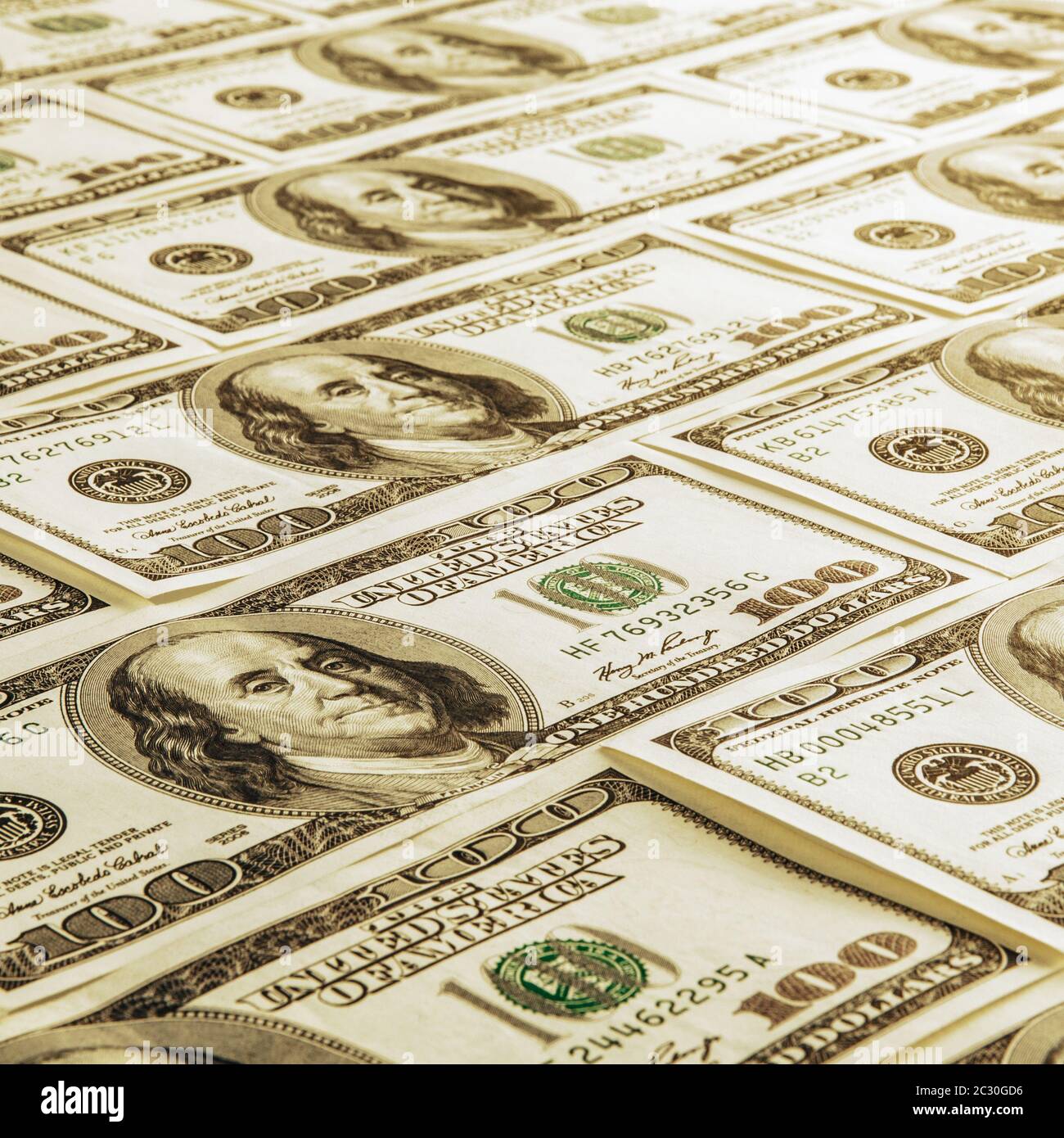 Un tas de cent billets américains avec le président les portraits. Paiement de cent billets d'un dollar, dollar image d'arrière-plan. Banque D'Images