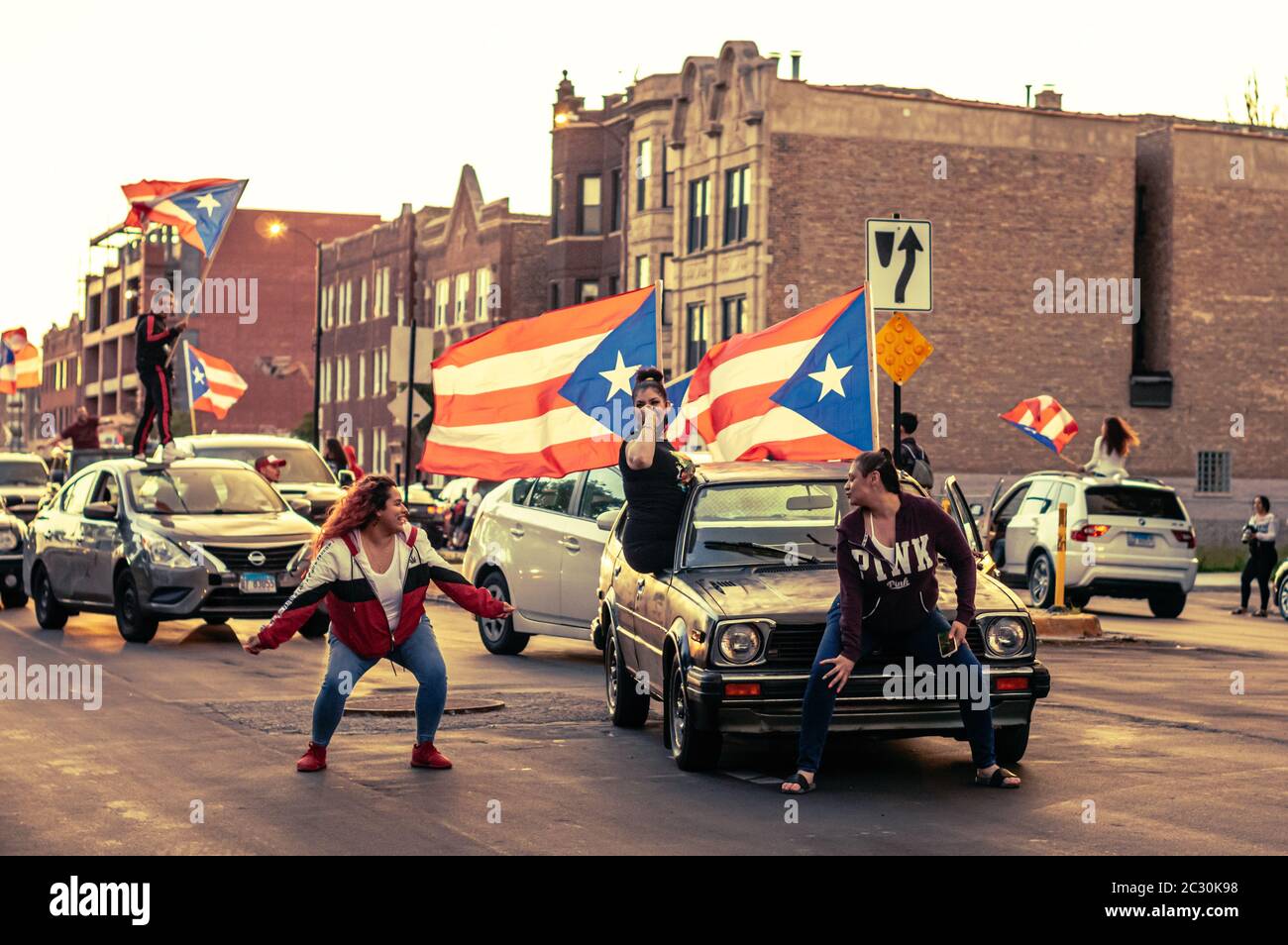 Chicago, USA-14 juin 2020 : des centaines de voitures forment une caravane dans le quartier du parc Humboldt pour exprimer la fierté portoricaine Banque D'Images