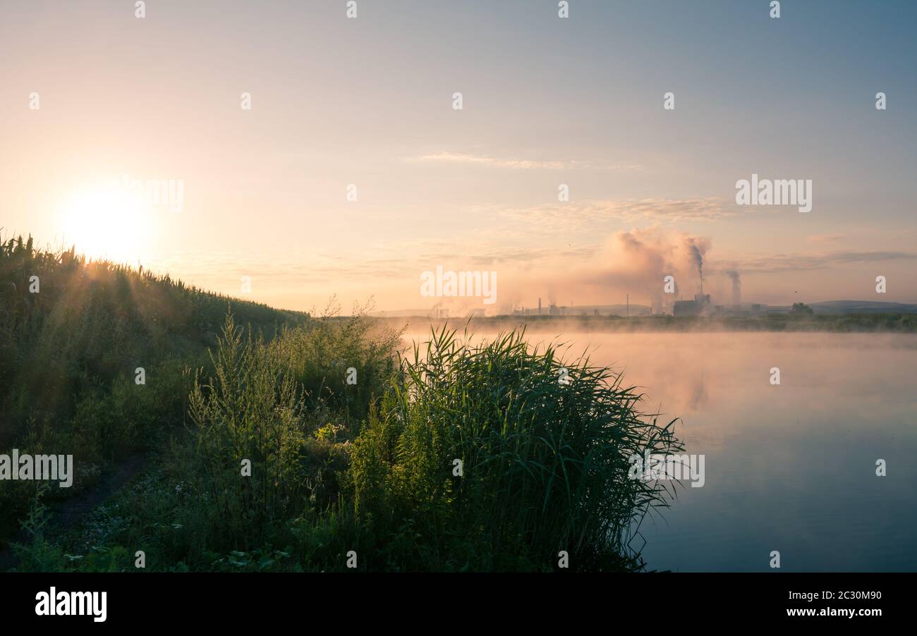 Problèmes environnementaux contexte, tuyauterie d'usine polluante l'air Banque D'Images