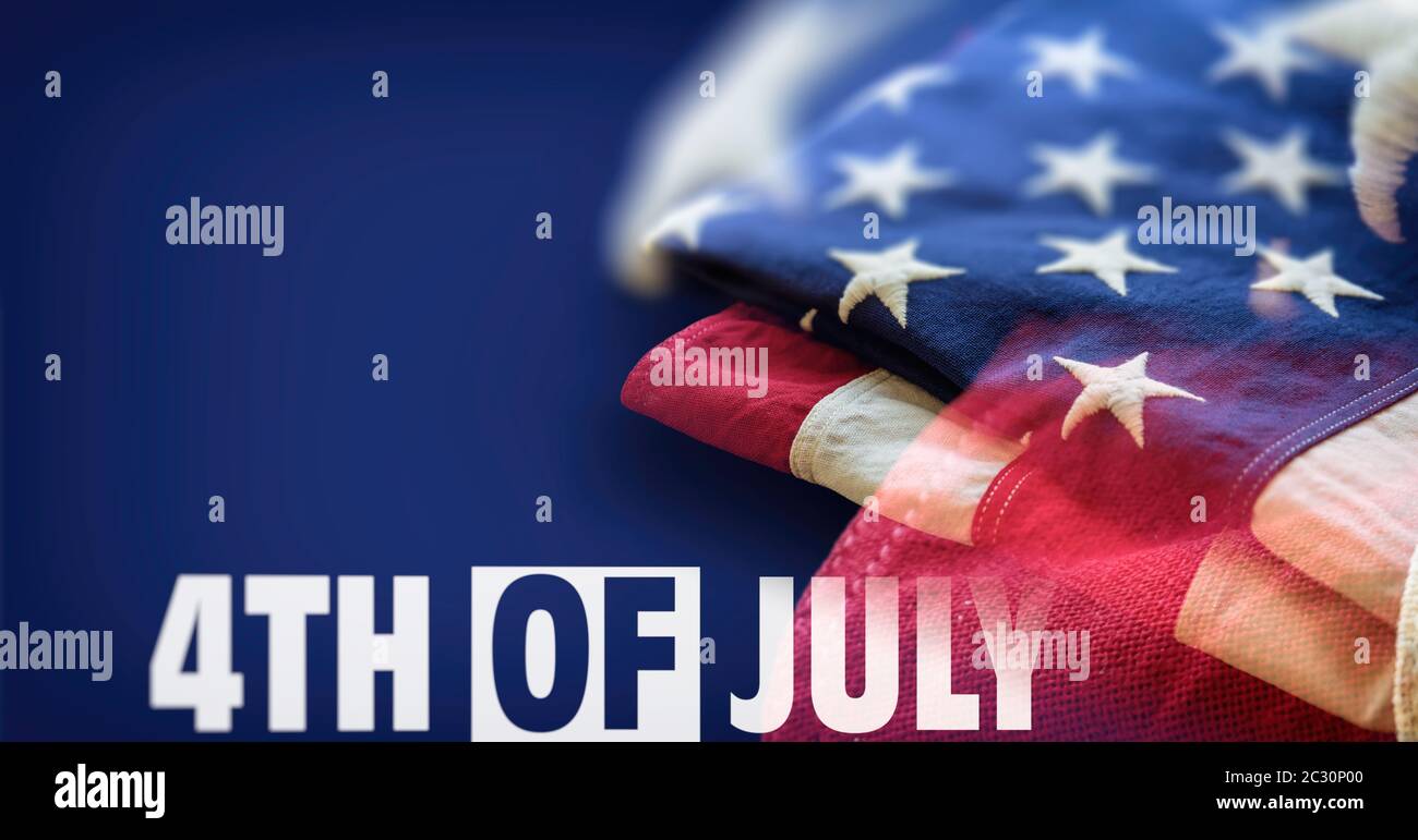 Texte du 4 juillet, drapeau des Etats-Unis d'Amérique plié sur fond bleu. USA Happy Independence Day concept, espace de copie. Banque D'Images