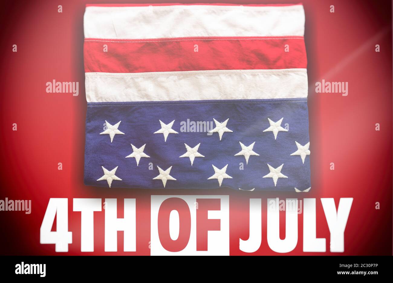 Texte du 4 juillet et drapeau des Etats-Unis d'Amérique sur fond rouge. USA Happy Independence Day concept. Banque D'Images