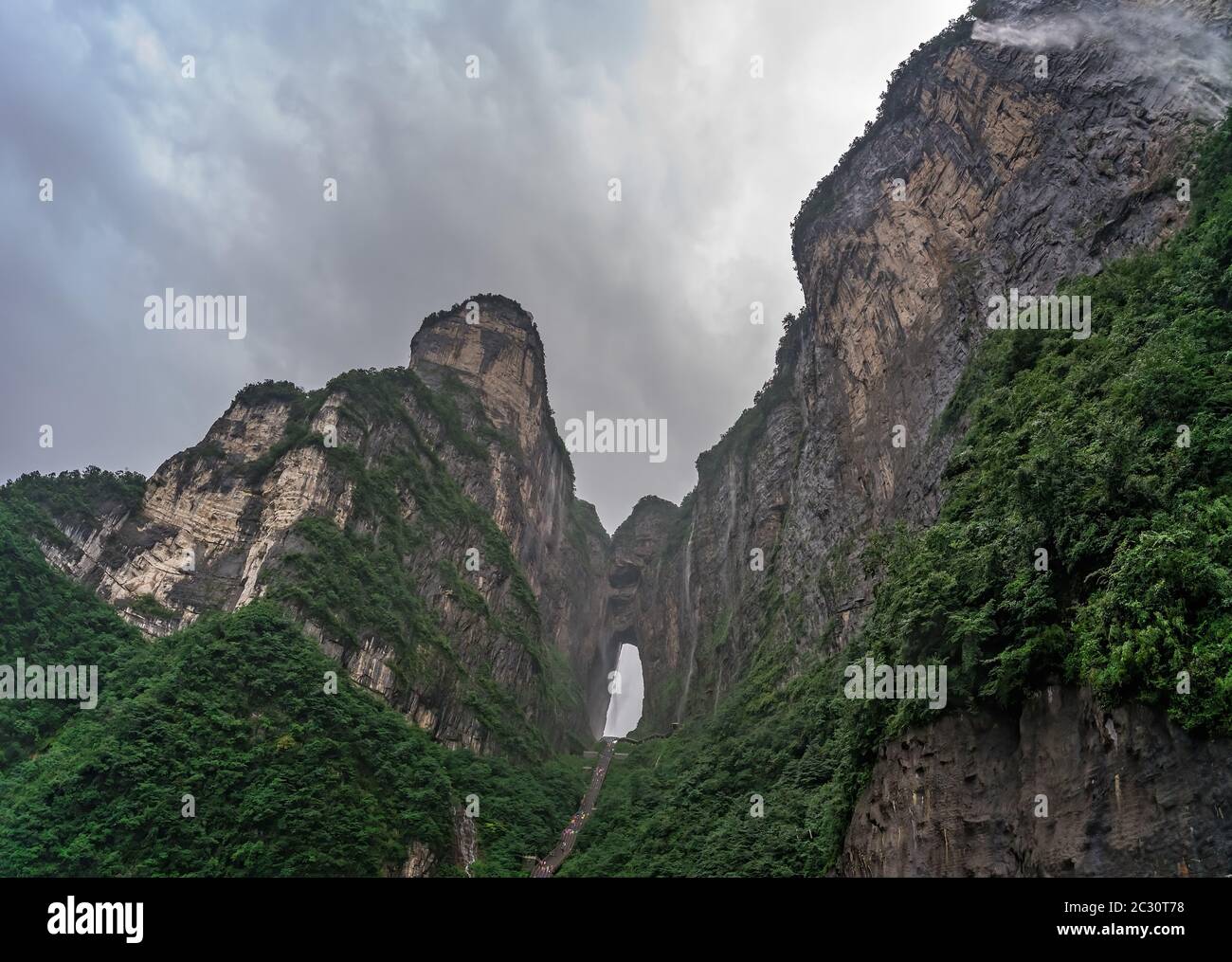 Vue de la sainte montagne Tianmen sacré sur un jour d'été pluvieux, le parc national de Zhangjiajie, Province du Hunan, Chine Banque D'Images