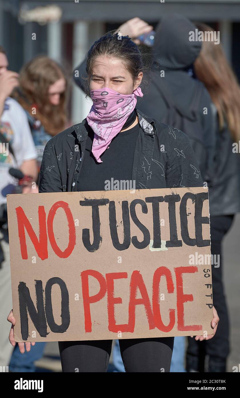 Une femme tient un panneau lors d'une manifestation du 3 juin 2020, Black Lives Matter à Eugene, Oregon. Banque D'Images