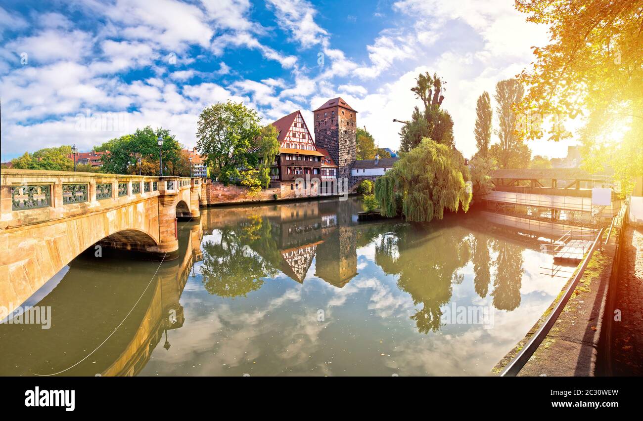 Nurnberg. La rivière Pegnitz, face à la Weinstadel et Henkersteg, est située à Nuremberg et vous permet de voir le lever du soleil Banque D'Images