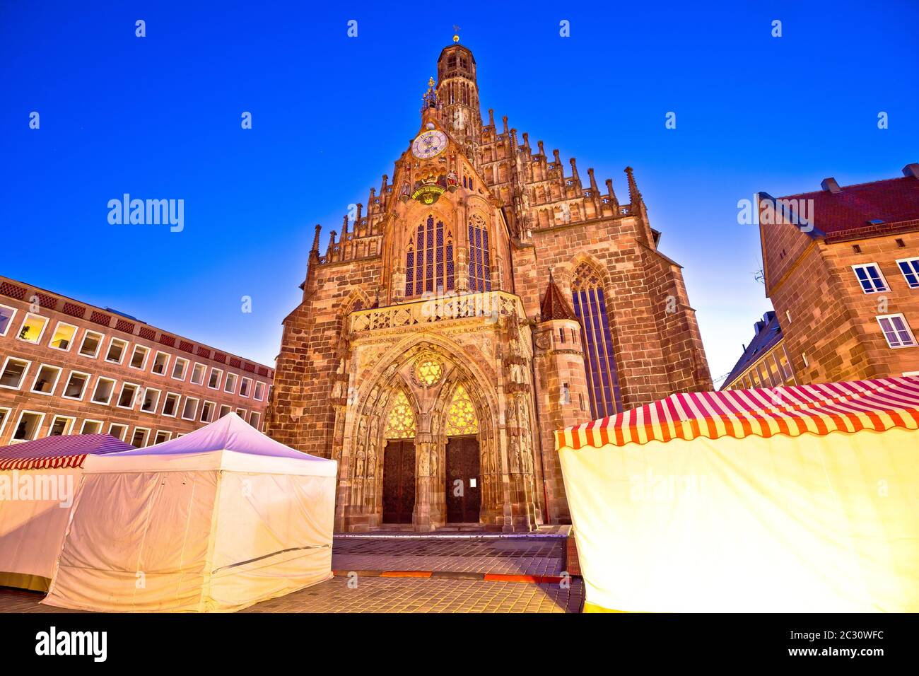 Nurnberg. Église notre-Dame ou Frauenkirche dans la place principale de Nuremberg vue crépuscule Banque D'Images
