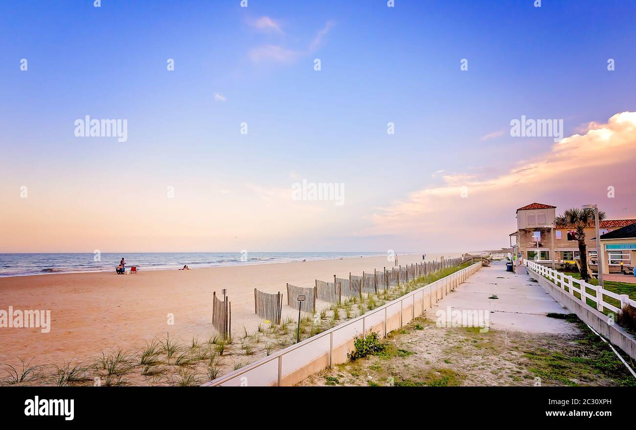 Le soleil se couche sur la digue et la clôture de plage sur la plage de St. Augustine Beach, à la jetée de l'océan du comté de St. Johns, le 14 avril 2015, à St. Augustine, en Floride. Banque D'Images