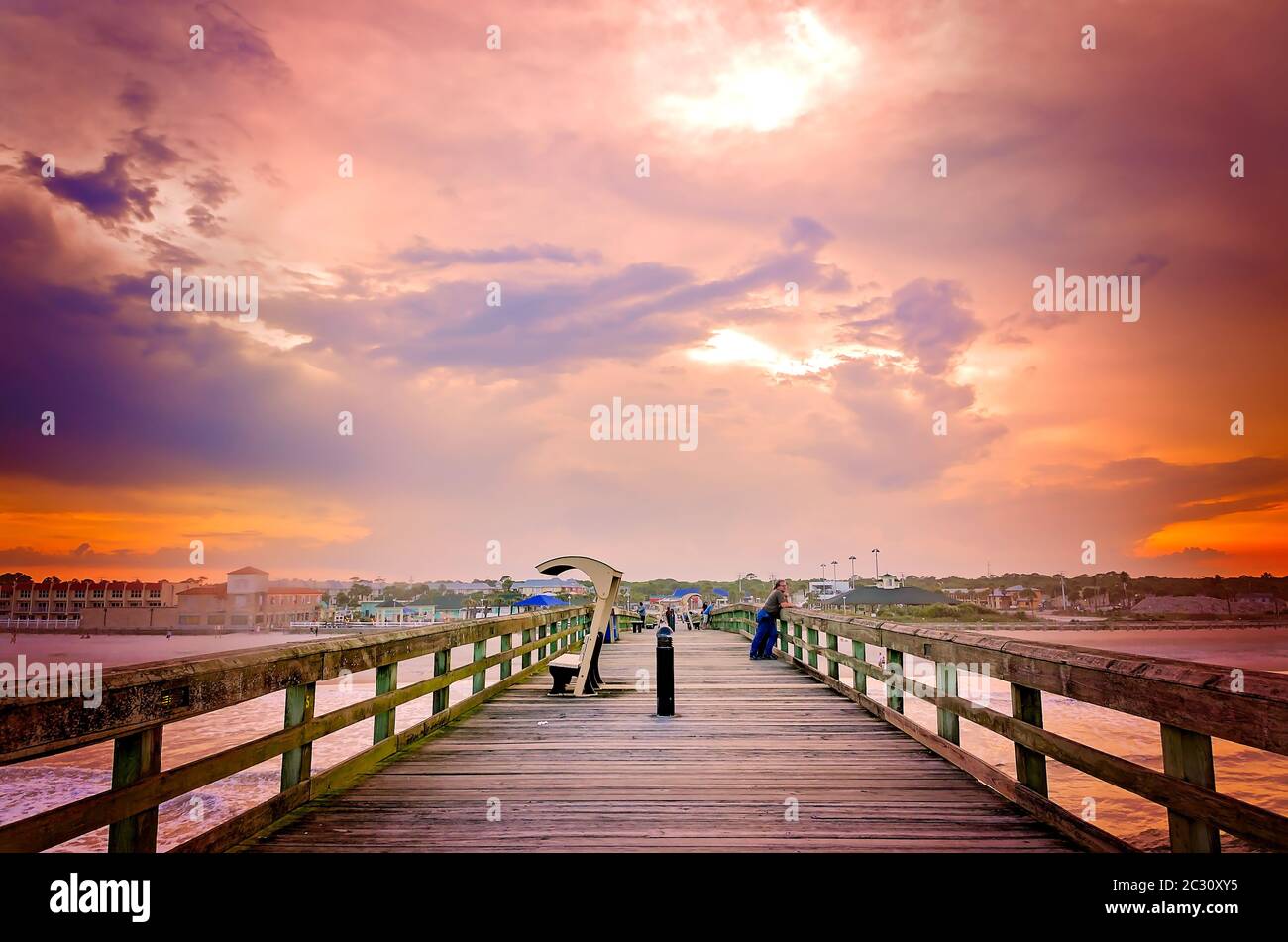 Un passage en bois contient des bancs couverts à la jetée de l'océan du comté de St. Johns, le 14 avril 2015, à St. Augustine, en Floride. Banque D'Images