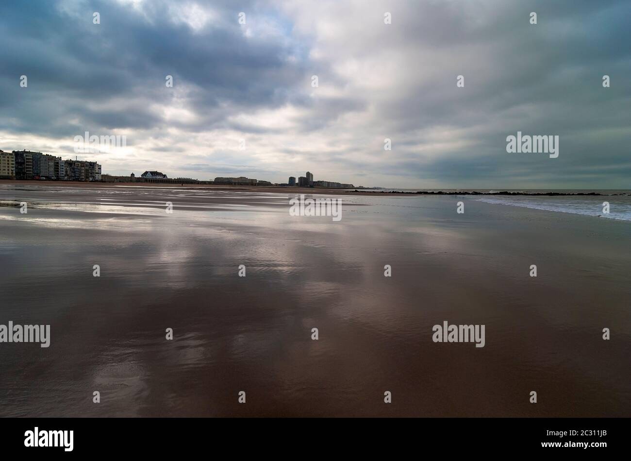 Un ciel sombre près de la plage d'Ostende (Ostende en anglais), Côte de la Mer du Nord, Belgique. Banque D'Images