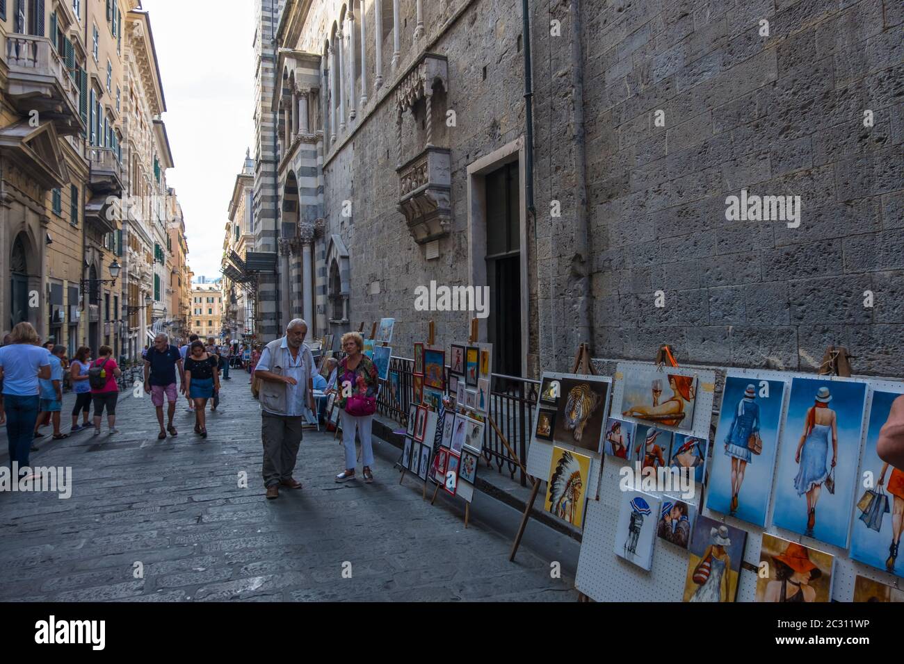 Gênes, Italie - 18 août 2019 : artistes de rue vendant des peintures aux touristes près de la cathédrale de San Lorenzo dans le vieux centre-ville de Gênes, Ligurie Banque D'Images