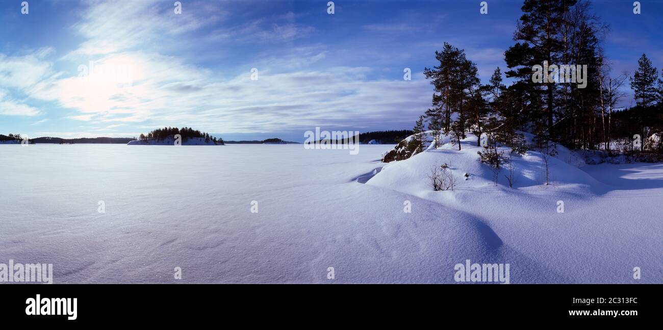 Vue sur le lac gelé Saimaa recouvert de neige, Puumala, Finlande Banque D'Images