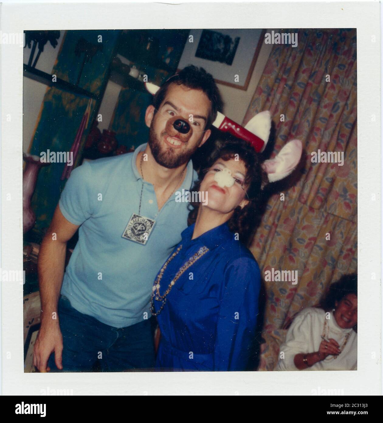 Couple à la fête lors de la parade d'Halloween de Greenwich Village, New York City, États-Unis, dans le Scan of SX-70 des années 1980 Banque D'Images