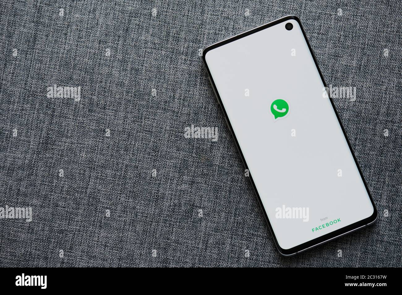 New-York , USA - 18 juin 2020: WhatsApp de l'écran de l'application smartphone Facebook vue rapprochée en fond gris Banque D'Images