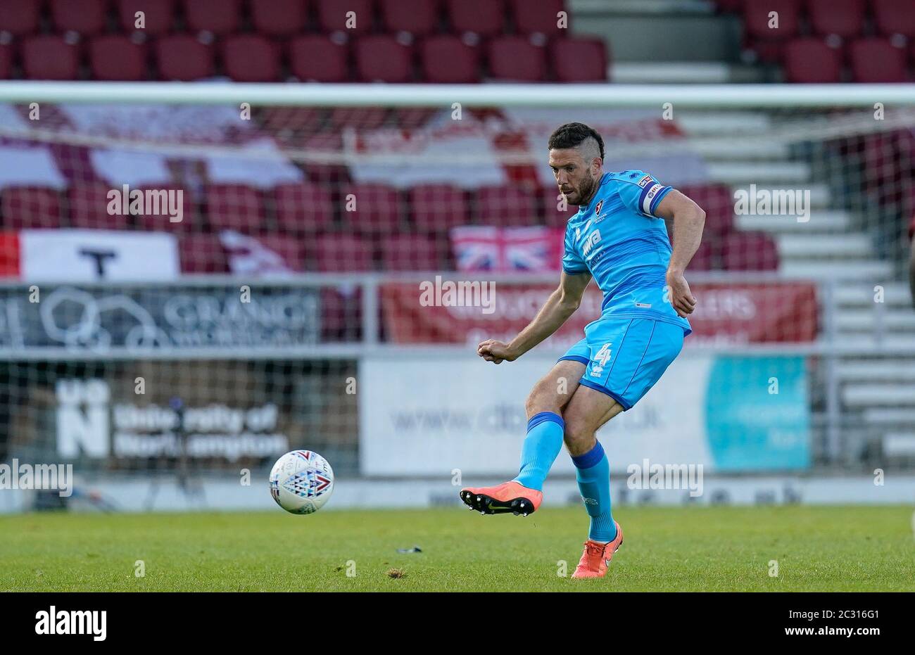 Northampton, Royaume-Uni. 18 juin 2020. Ben Tozer de Cheltenham Town pendant le Sky Bet League 2 jouer demi finale première partie match entre Northampton Town et Cheltenham Town au Sixfields Stadium, Northampton le 18 juin 2020. Photo de David Horn. Crédit : images Prime Media/Alamy Live News Banque D'Images