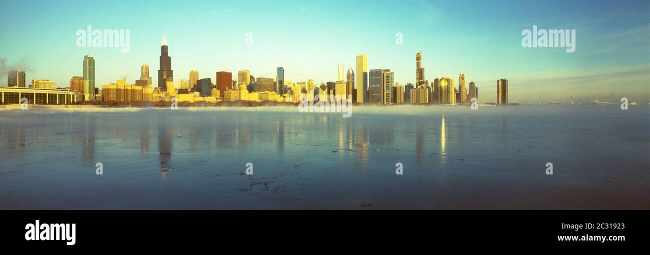 Ville reflétant dans le lac, Chicago, Illinois, États-Unis Banque D'Images