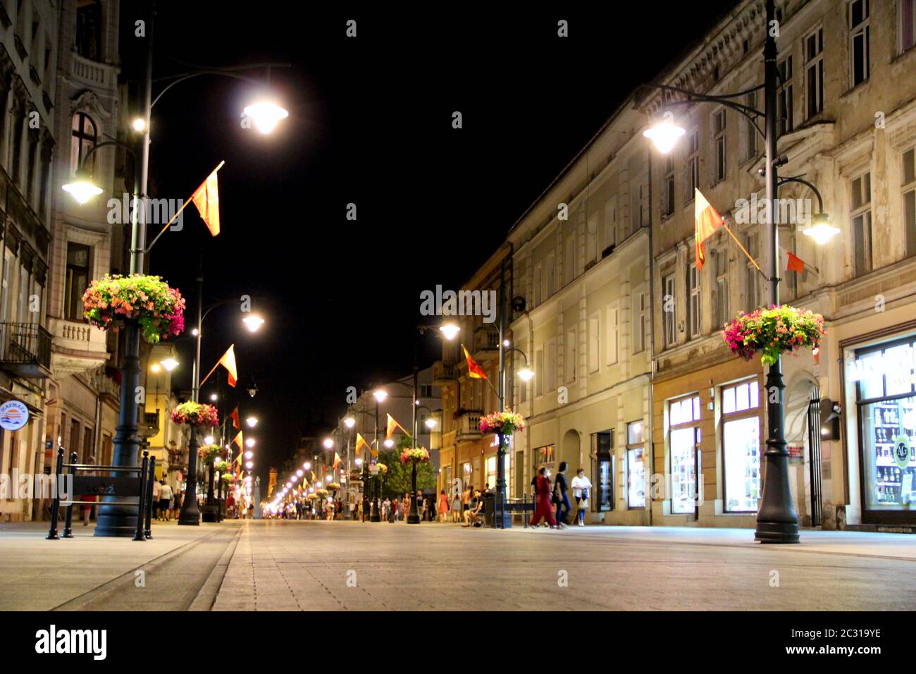 Vue de la ville du soir depuis le bas. Rue touristique principale de la ville polonaise Lodz Piotrkowska dans la nuit Banque D'Images