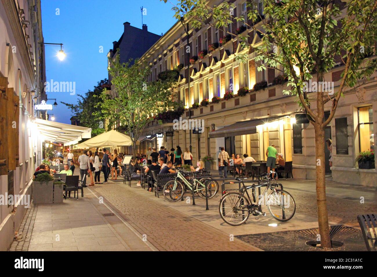 Rue centrale de Lodz Piotrkowska en soirée. Rue touristique principale de la ville polonaise Lodz Piotrkowska Banque D'Images