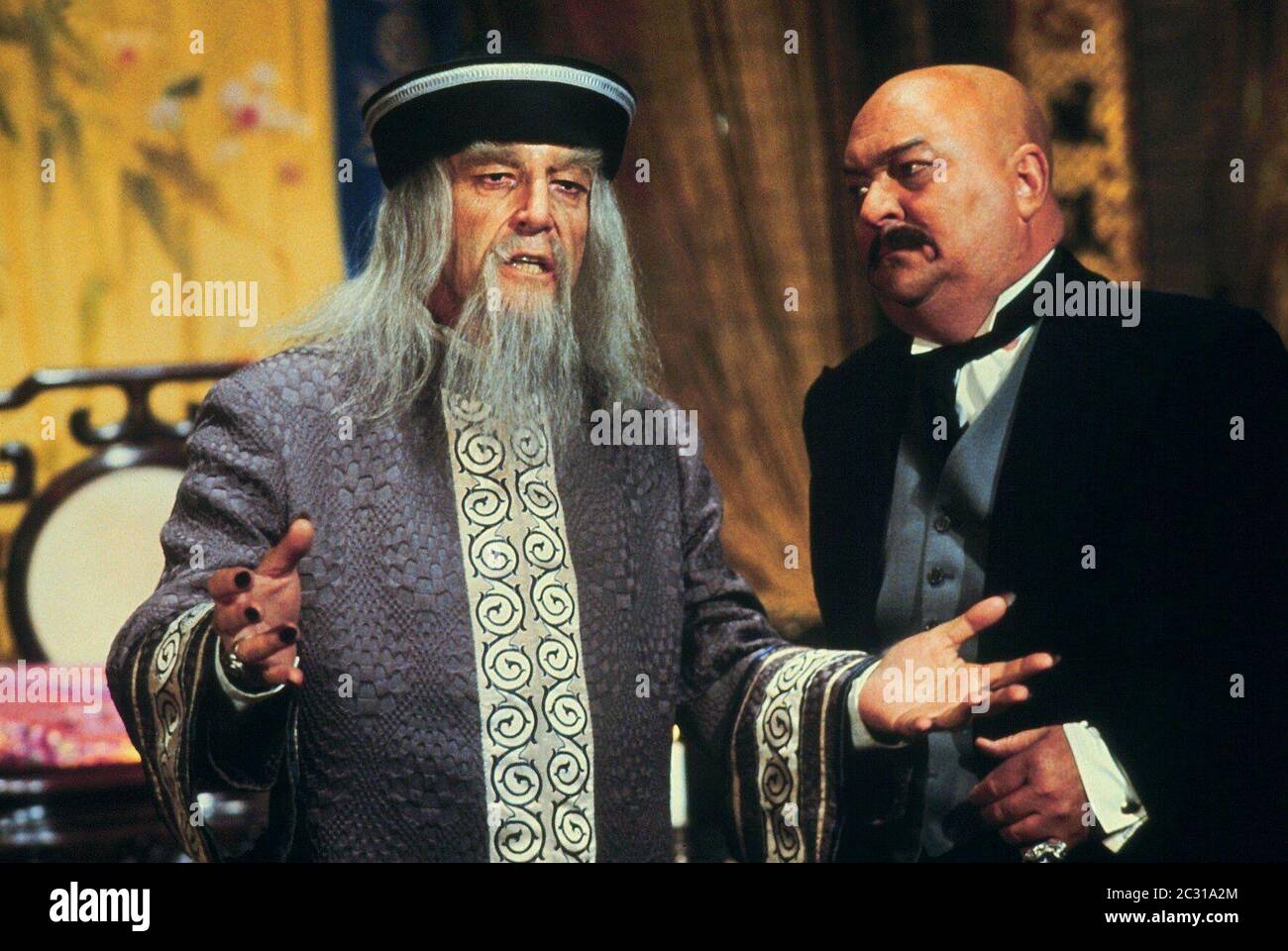 Scene Avec Les Vendeurs De Peter Le Terrain De Fiendish De Dr Fu Manchu 1980 Photo Stock Alamy