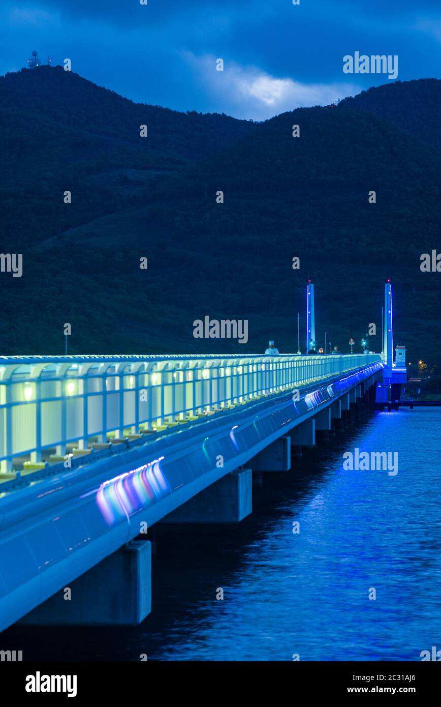 Pont Simpson Bay Causeway éclairé à l'aube, Simpson Bay, Sint Maarten, pays-Bas Banque D'Images