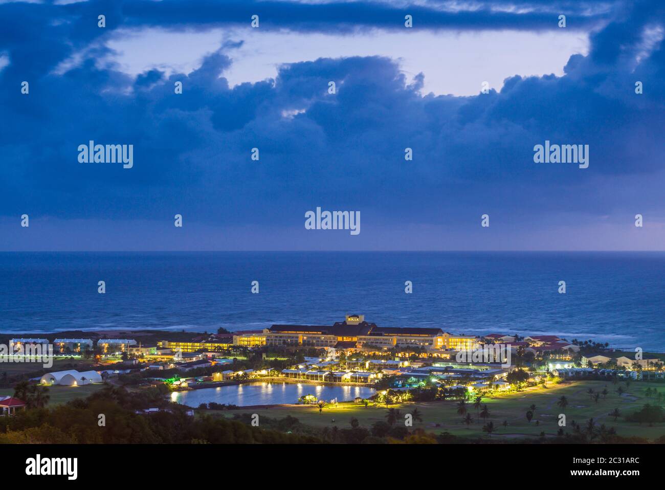 Vue panoramique sur la côte à l'aube, Saint-Kitts, Saint-Kitts-et-Nevis Banque D'Images