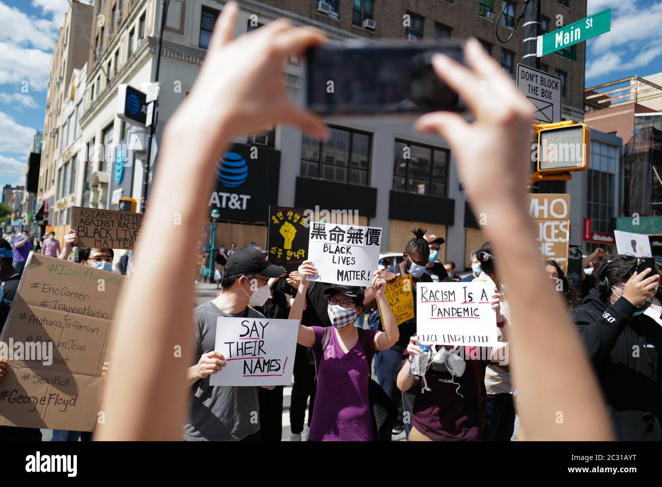 Les manifestants de Black Lives Matter défilent à Flushing, dans le Queens à New York pour protester contre la mort de George Floyd Banque D'Images