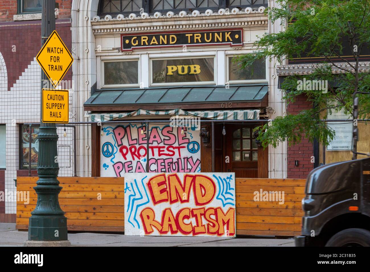 Detroit, Michigan - le Grand Trunk Pub, fermé en raison de la pandémie du coronavirus, a affiché des signes appuyant des manifestations contre la brutalité policière. Banque D'Images