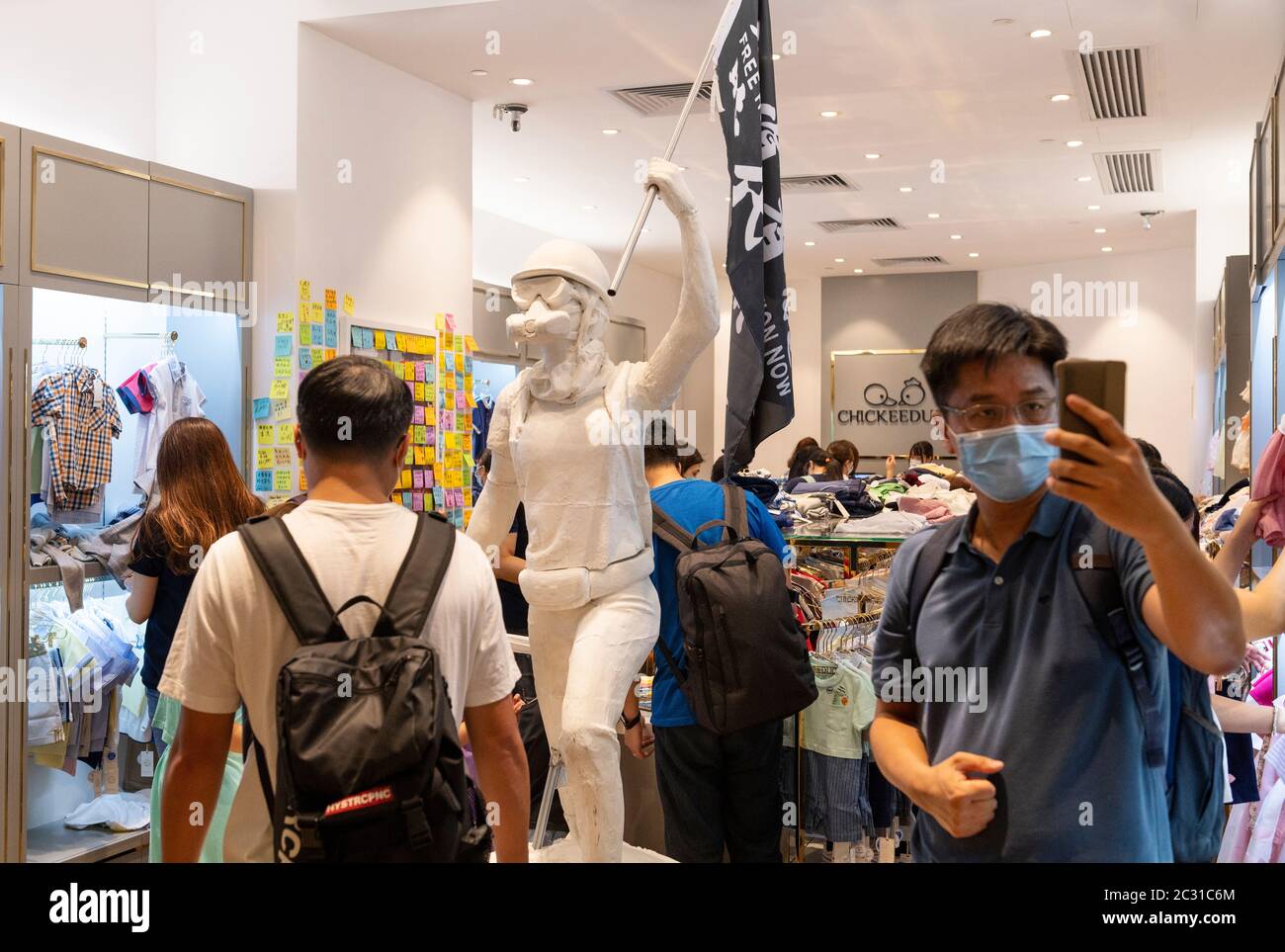 La marque de vêtements de mode Chickeduck a exposé à l'entrée de son magasin la statue de protestation de la « Dame liberté » de Hong Kong créant une controverse à Hong Kong. Le centre commercial a averti la marque de retirer la statue à l'intérieur du bâtiment commercial de Tsuen WAN, Hong Kong. Banque D'Images