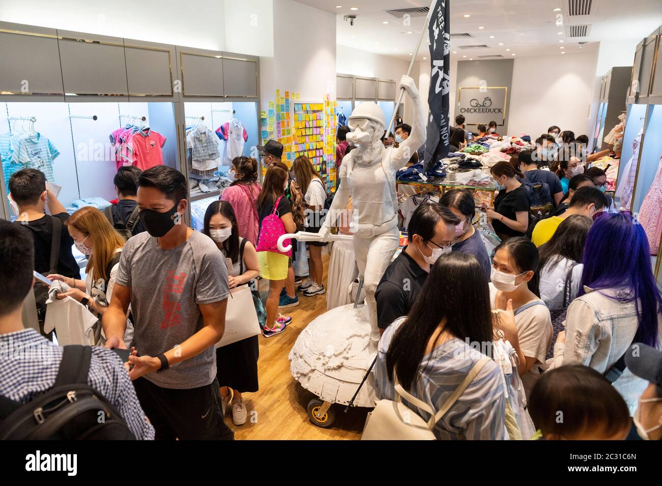 La marque de vêtements de mode Chickeduck a exposé à l'entrée de son magasin la statue de protestation de la « Dame liberté » de Hong Kong créant une controverse à Hong Kong. Le centre commercial a averti la marque de retirer la statue à l'intérieur du bâtiment commercial de Tsuen WAN, Hong Kong. Banque D'Images