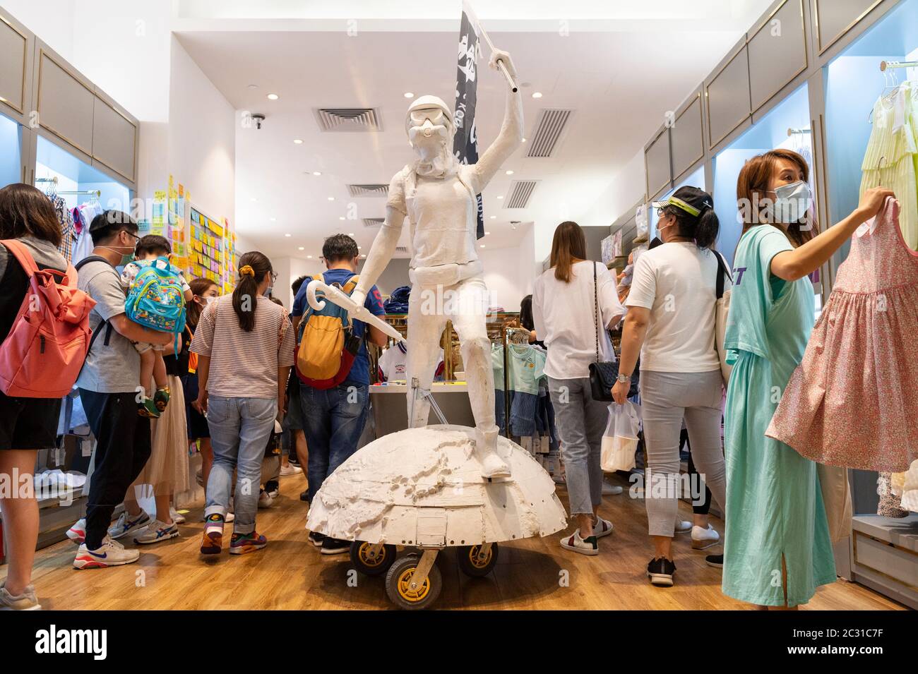 La marque de vêtements de mode Chickeduck a exposé à l'entrée de son magasin la statue de protestation de la « Dame liberté » de Hong Kong créant une controverse à Hong Kong. Le centre commercial a averti la marque de retirer la statue à l'intérieur du bâtiment commercial de Tsuen WAN, Hong Kong. Banque D'Images