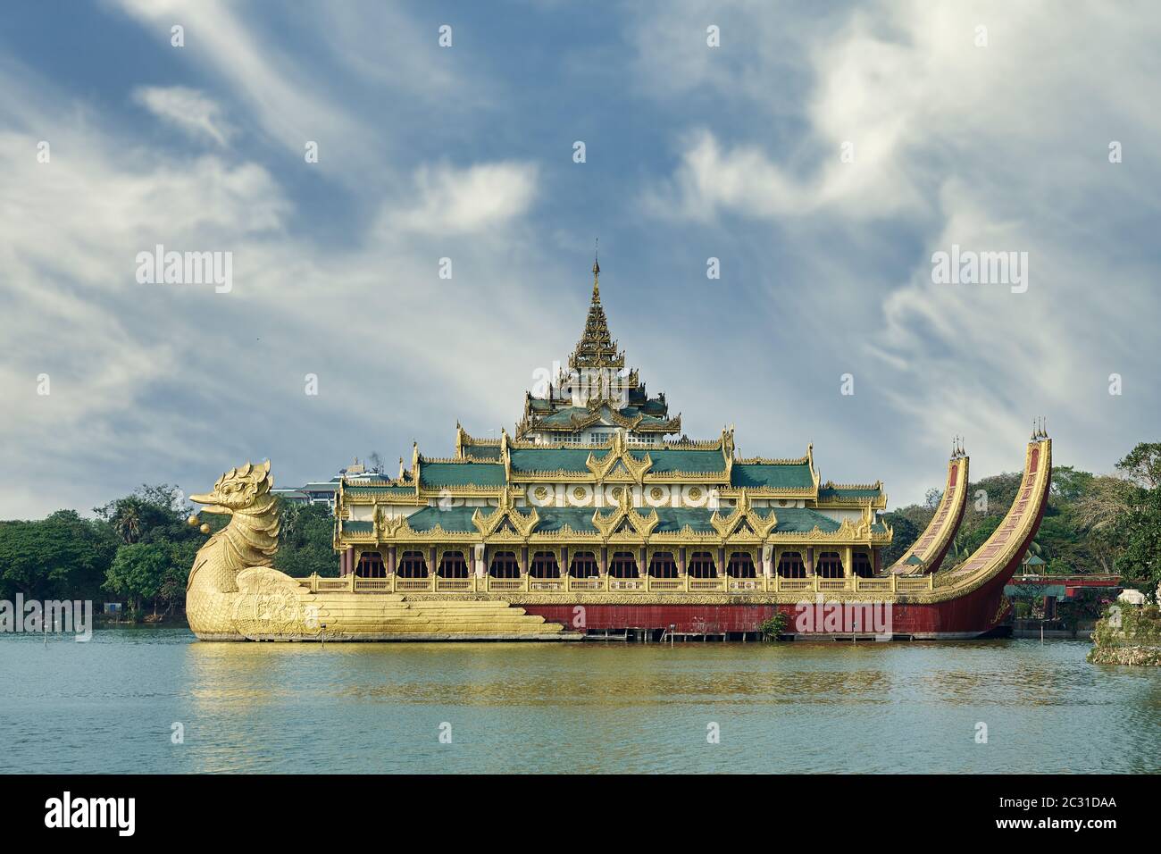 Palais Karaweik d'or sur le lac à Yangon, Myanmar Banque D'Images