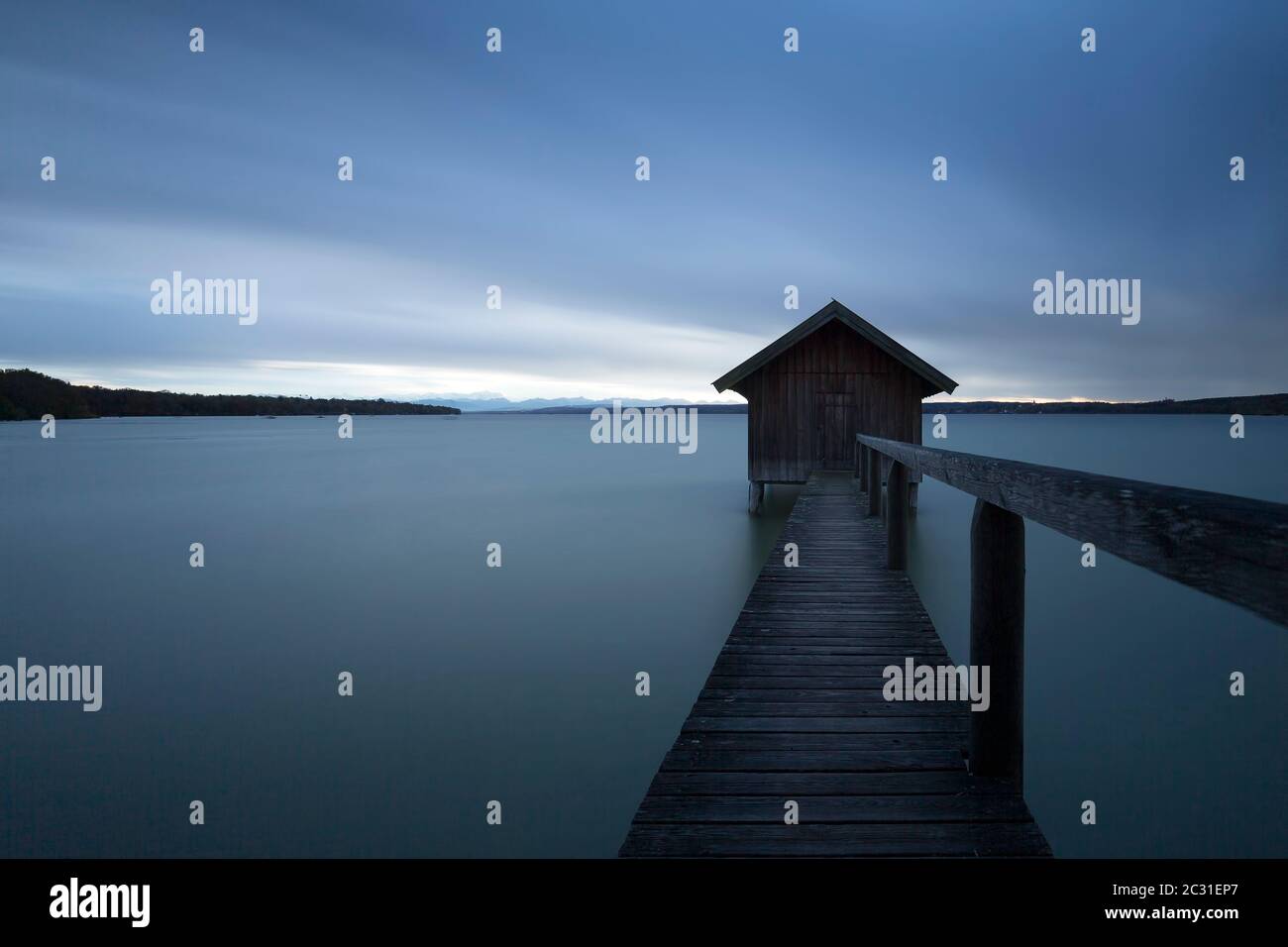 Boathouse au lac Ammersee en Bavière, Allemagne, tir d'exposition de longue date Banque D'Images