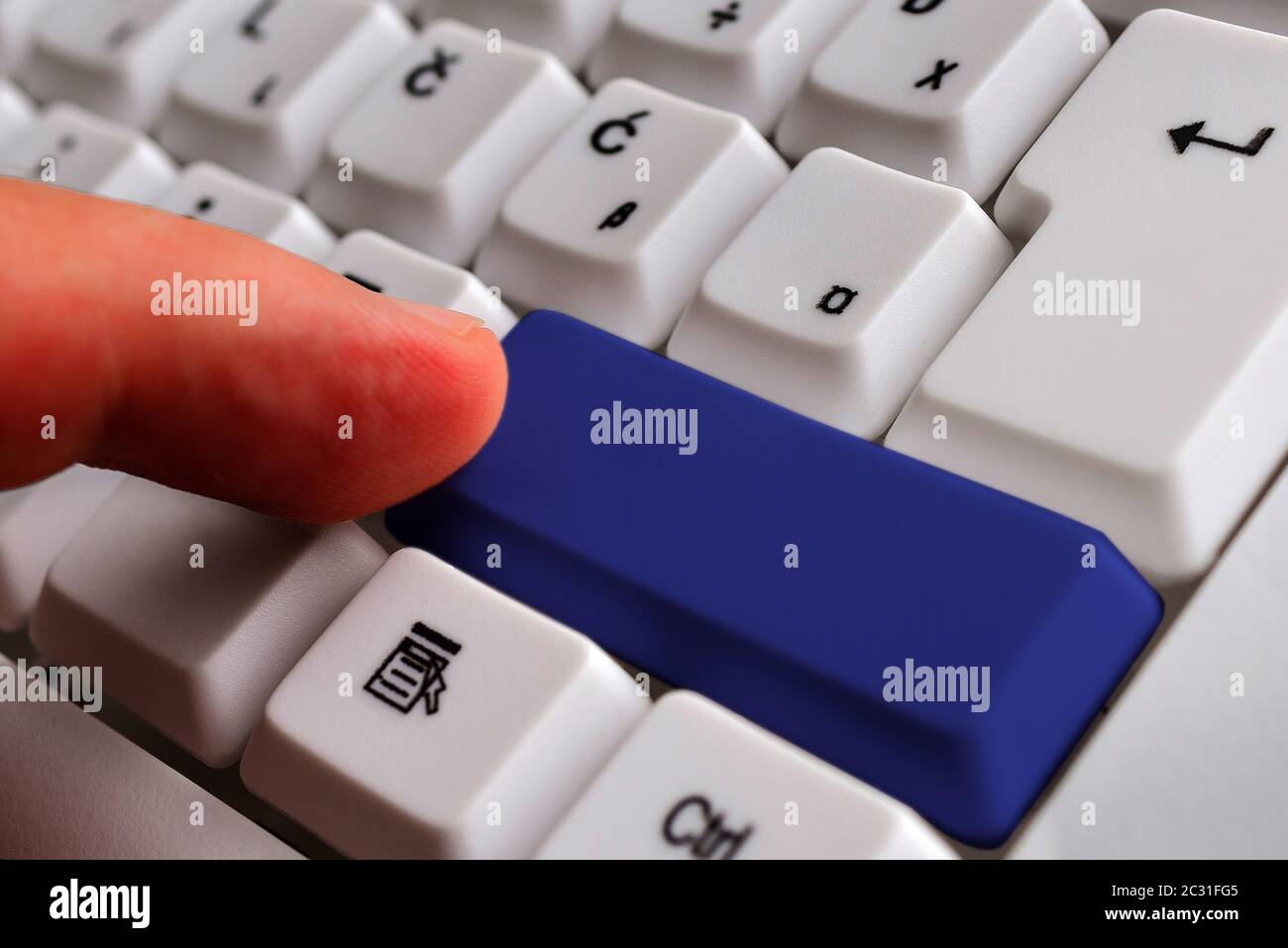 Clavier PC blanc avec papier vierge au-dessus de l'espace de copie des  touches blanches Photo Stock - Alamy