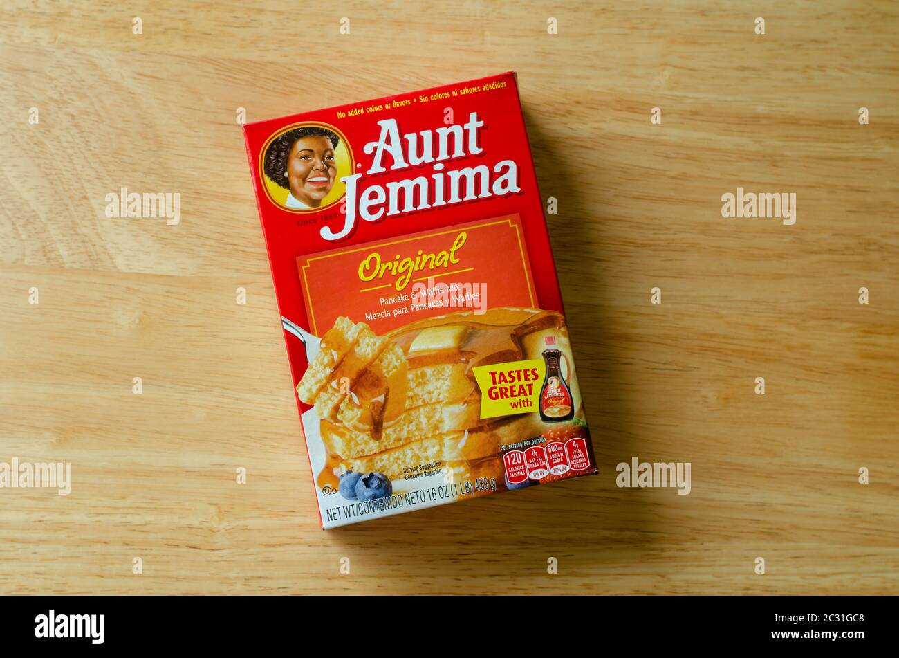 Boîte de Aunt Jemima Original Pancakes and Waffles se mélangent avec des informations en espagnol. Quaker Oats a annoncé Aunt J. Banque D'Images