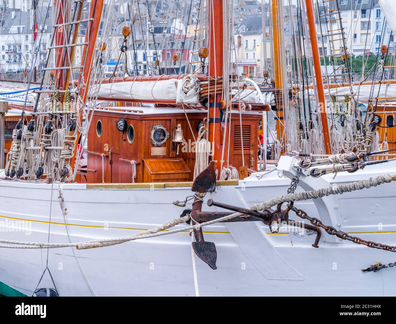 Grands navires dans le port de Rosmeur à Douarnenez, Finistère, Bretagne, France Banque D'Images