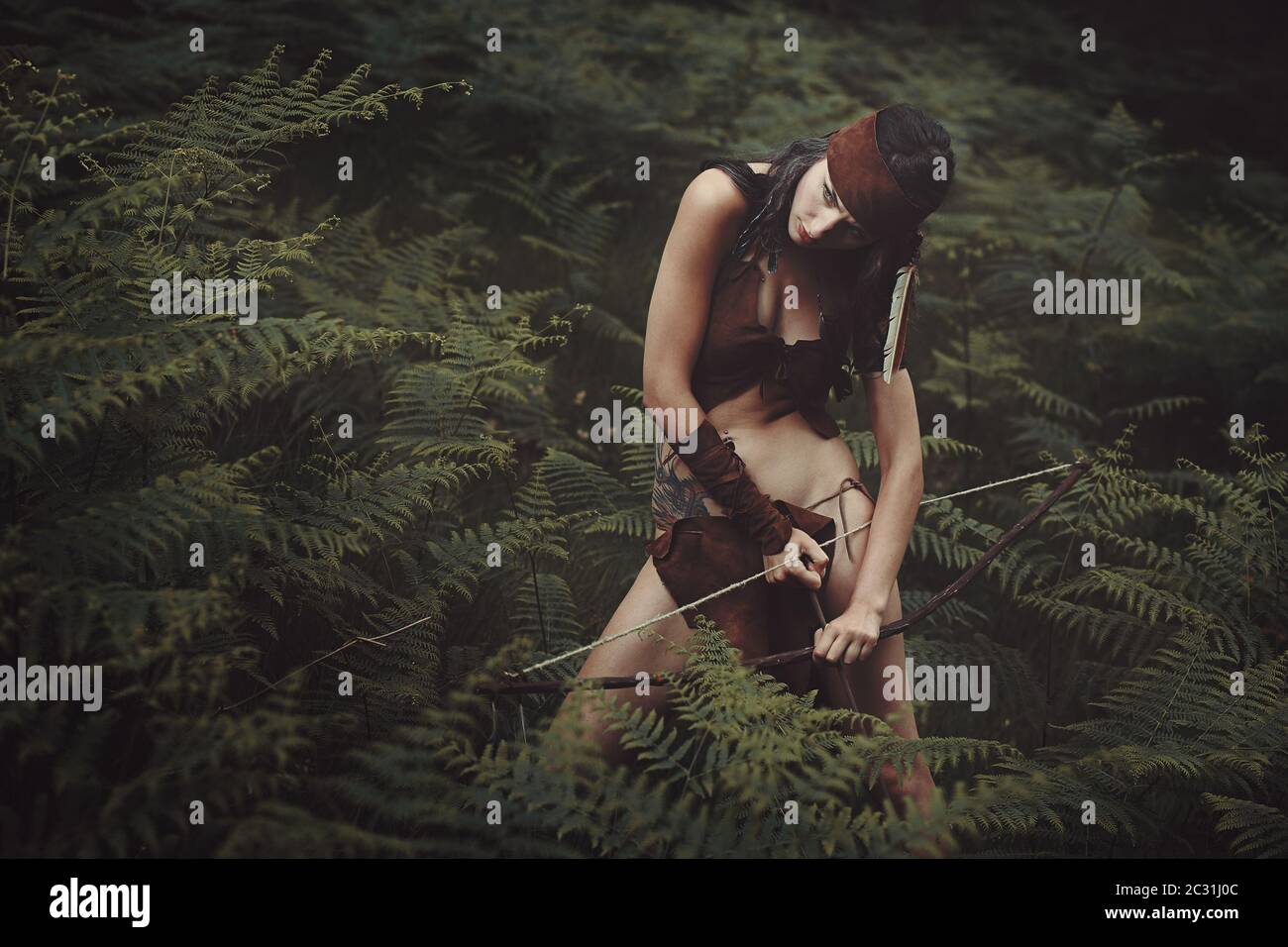 Belle femme chasse dans la forêt. Robe Redskin Banque D'Images