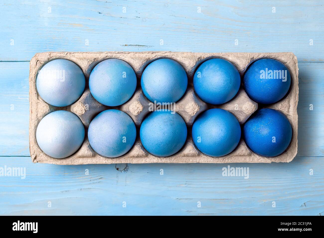 Œufs bleus ombrés comme Pâques 2020 concept Banque D'Images